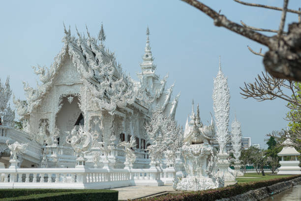 chiang rai, thailand - das einzigartige gebäude des buddhistischen tempels in chiang mai, thailand mit dem namen "wat rong khun". - rong river khun wat thailand stock-fotos und bilder