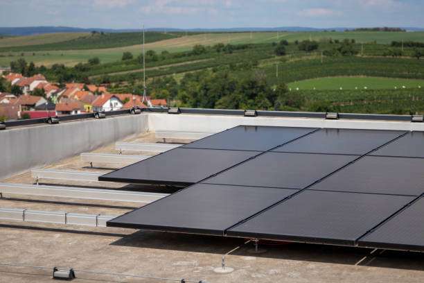 sonnenkollektoren an der spitze des gebäudes. solarmodule auf einem flachdach. - solar flat panel stock-fotos und bilder