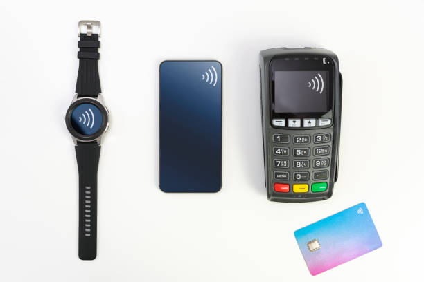 gadgets de pagamento nfc, tecnologia-smartwatch, smartphone, cartão de crédito e terminal de transação. - beak buying currency exchanging - fotografias e filmes do acervo