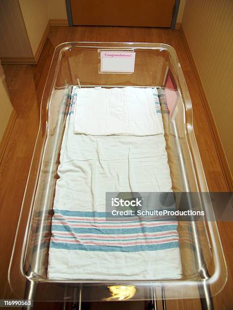 Vacío De Cunas De Bebé Foto de stock y más banco de imágenes de Cuna - Cuna, Hospital, Vacío