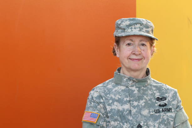 mature female u.s. army veteran - praça dos herois imagens e fotografias de stock