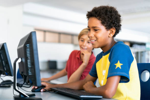 교실에서 컴퓨터를 배우는 학교 친구 - computer lab child internet development 뉴스 사진 이미지