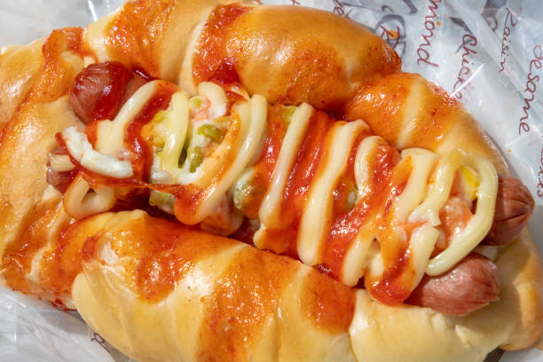 hot-dog cuit servi avec pepperoni et sauces - blanket pig hot dog sausage photos et images de collection