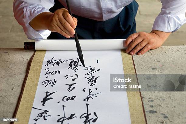 El Calligrapher Foto de stock y más banco de imágenes de Escritura china - Escritura china, Caligrafía, Escritura a mano - Texto