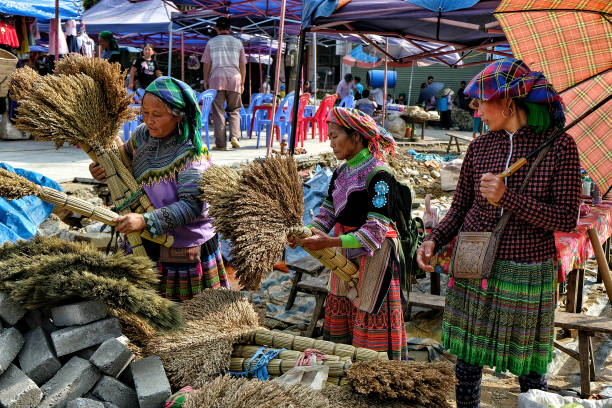 mercado de domingo, bac ha, vietnam - bac ha - fotografias e filmes do acervo