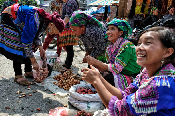 sunday market, bac ha, vietnam - hmong imagens e fotografias de stock