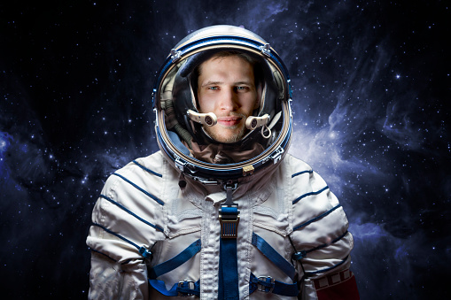 retrato de cerca de joven astronauta completó la misión espacial b. Elementos de esta imagen amueblada por la NASA photo