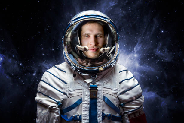 z bliska portret młodego astronauty ukończył misję kosmiczną b. elementy tego obrazu dostarczonego przez nasa - astronaut space helmet space helmet zdjęcia i obrazy z banku zdjęć