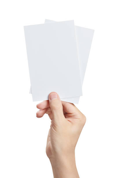 hand hält zwei kleine blatt papier auf weiß - hand karte stock-fotos und bilder