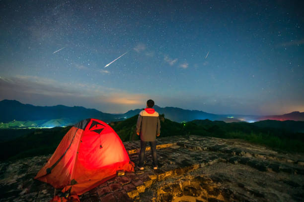 Assista a chuva de meteoros Perseid em 2019 na torre da baliza da grande muralha na China - foto de acervo