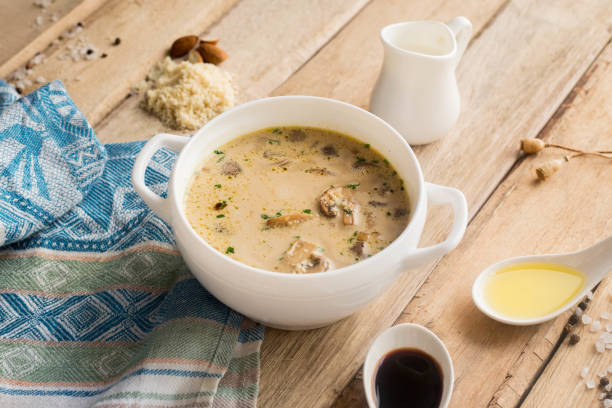 sopa de champiñones casera - sopa de crema fotografías e imágenes de stock