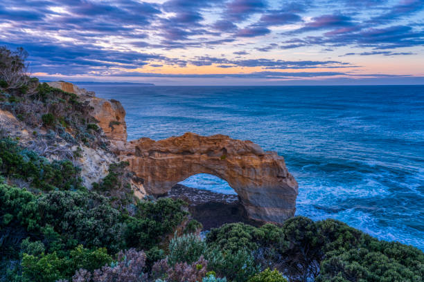 l'arco, great ocean road, victoria ausralia - twelve apostles sea rocks immagine foto e immagini stock