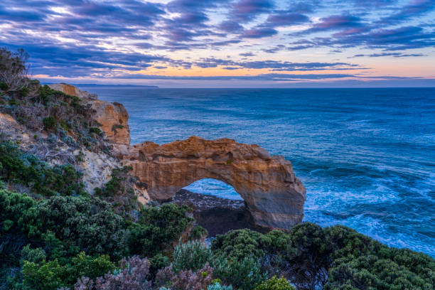 アーチ、グレートオーシャンロード、ビクトリアオースラリア - twelve apostles sea rocks 写真 ストックフォトと画像