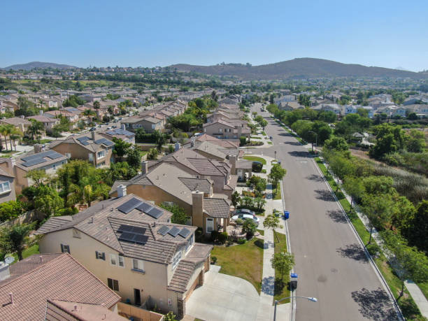 calle californiana del barrio suburbano con grandes villas - aerial view building exterior suburb neighbor fotografías e imágenes de stock