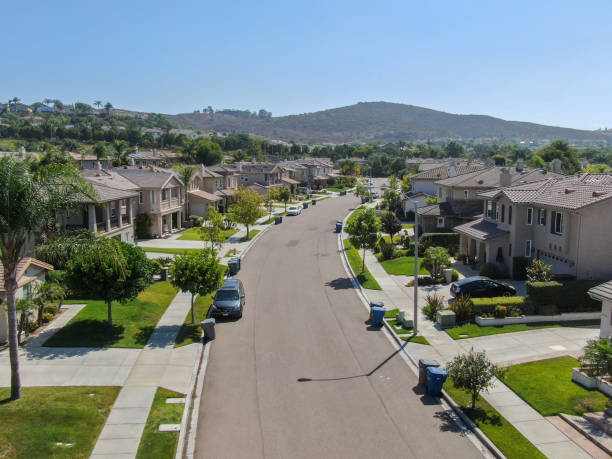 calle suburbana con grandes villas, san diego - aerial view building exterior suburb neighbor fotografías e imágenes de stock