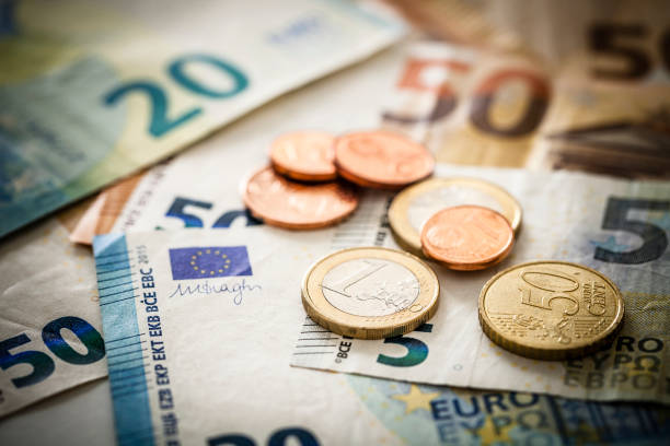 유럽 연합 지폐 및 동전 - european union euro note european union currency paper currency euro symbol 뉴스 사진 이미지