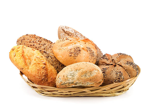 panier de produits de boulangerie - bread bread basket basket whole wheat photos et images de collection