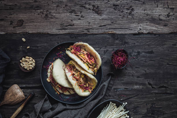 gedünsst vegane bao brötchen mit gemüse und erdnüssen. - baozi stock-fotos und bilder