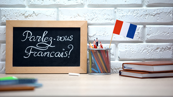 ¿Hablas francés escrito a bordo, bandera de Francia de pie en la caja, el idioma photo