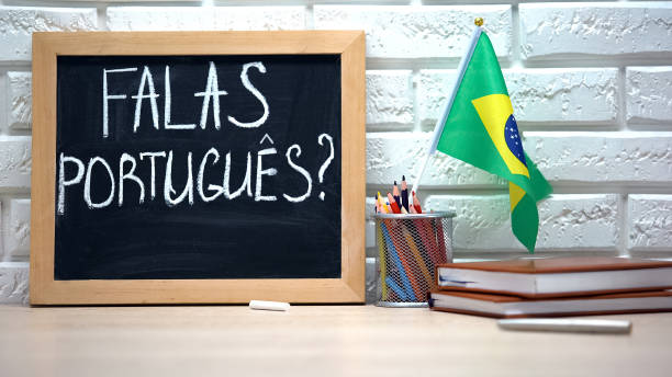 あなたはボード上のポルトガル語のテキストを話しますか、ボックスで国際旗、言語 - text talking translation learning ストックフォトと画像