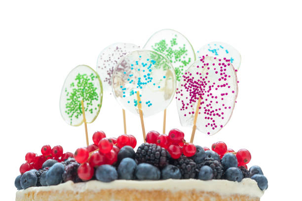 Cake with fresh berries isolated. Fragment of cake with lollipops and berries cut-off. Fresh berries and candies on cake isolated. Sweets for any event. Bright moments of life. isolated. cut-off pastel de fantasía de tierra de caramelo de tendencia para cumpleaños o cualquier ocasión festiva, aislado sobre un fondo blanco. fragmento de pastel con bayas y caramelos. pastel creativo brillante para cualquier evento de la vida. aislado