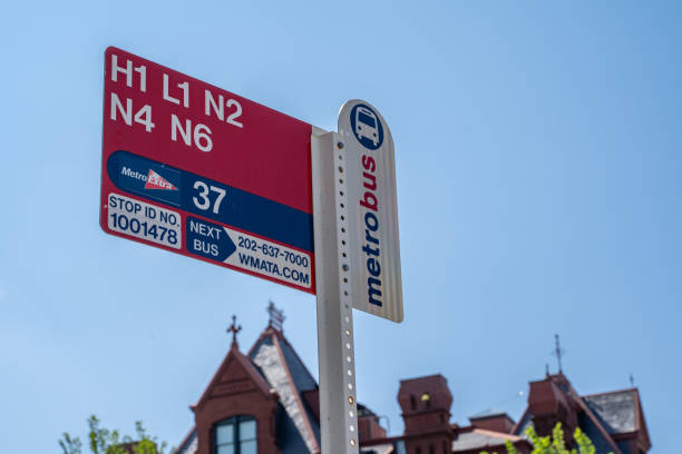 sign for a wmata metro bus at a district of columbia bus stop - bus transportation georgetown washington dc washington dc imagens e fotografias de stock