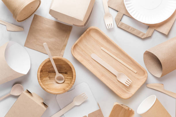 eco friendly dishes. disposable paper cups, dishes, fast food containers, wooden bowl and bamboo cutlery. flat lay - food utensil imagens e fotografias de stock