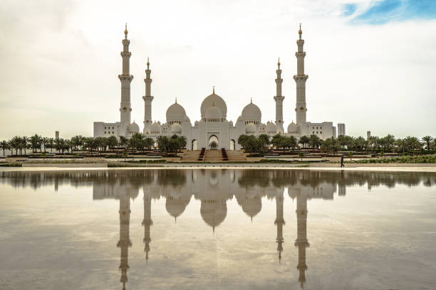 mosquée de cheik zayed avec la réflexion à abu dhabi, eau - sheik zayed photos et images de collection