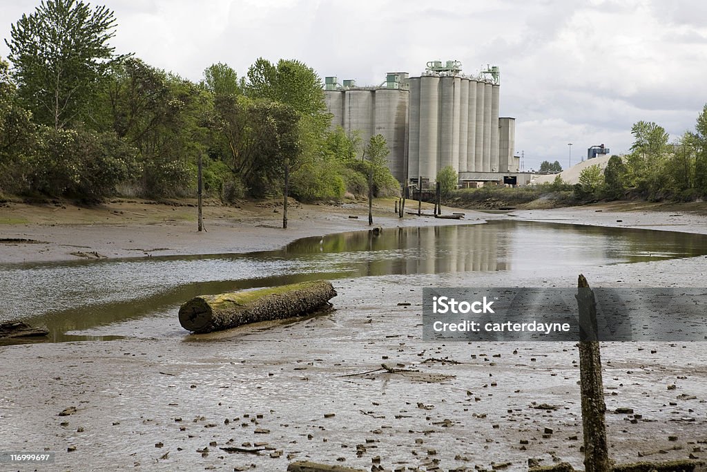 Maré baixa leito do rio e fábrica - Foto de stock de 2000-2009 royalty-free