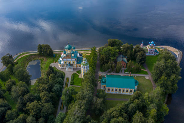 russia, uglich, chiesa di san dimitri sul sangue, il fiume volga fotografia aerea - uglich foto e immagini stock