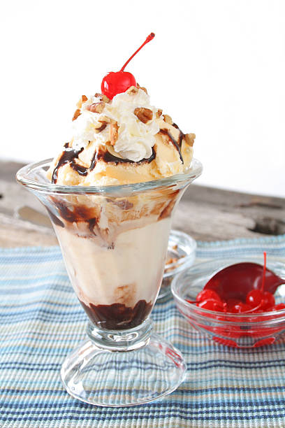 istock Hot Fudge Sundae 117000332