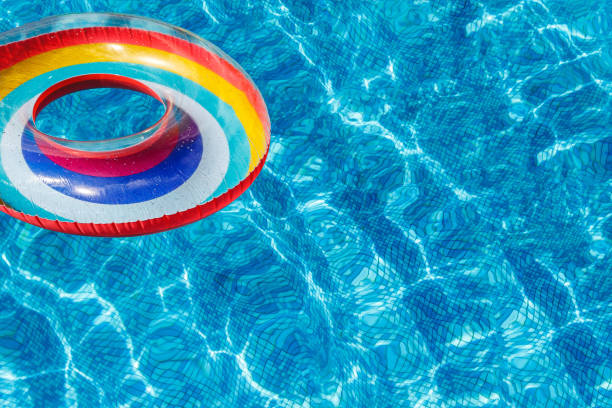 las actividades de agua inflable rodea la tuba flotando en el agua de la piscina. bandera. concepto, diversión, verano pervertido y relajación. - water park resort swimming pool public swimming pool beach ball fotografías e imágenes de stock