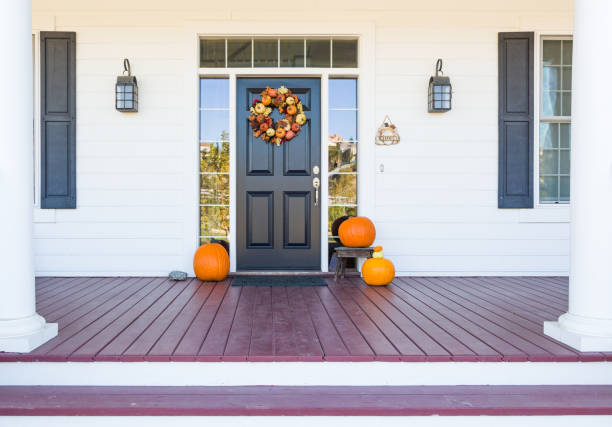 décoration d'automne orne belle voie d'entrée à la maison - porte dentrée photos et images de collection