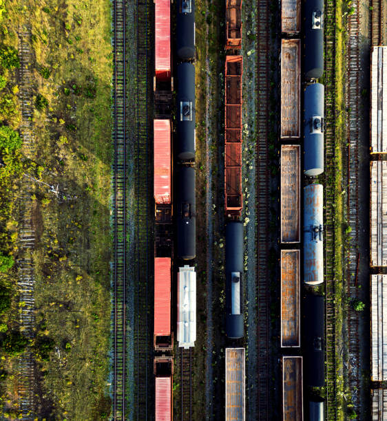 vista aérea del patio ferroviario - shunting yard freight train cargo container railroad track fotografías e imágenes de stock