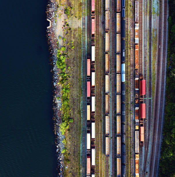vista aérea del patio ferroviario - shunting yard freight train cargo container railroad track fotografías e imágenes de stock