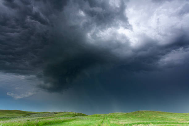 prairie storm saskatchewan canadá - mammatus cloud fotografías e imágenes de stock