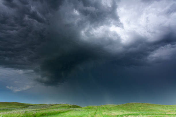 tempestade saskatchewan canadá da pradaria - prairie agriculture cloud cloudscape - fotografias e filmes do acervo