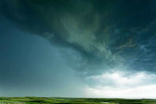 tempestade saskatchewan canadá da pradaria - saskatchewan sky rain cloud - fotografias e filmes do acervo