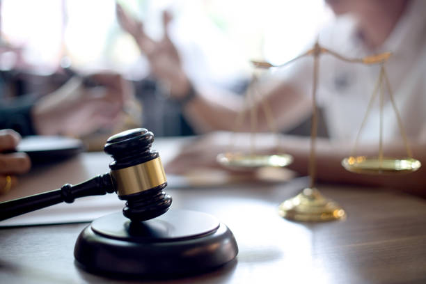 균형 악수와 변호사 또는 판사 망치 - legal system courthouse law justice 뉴스 사진 이미지