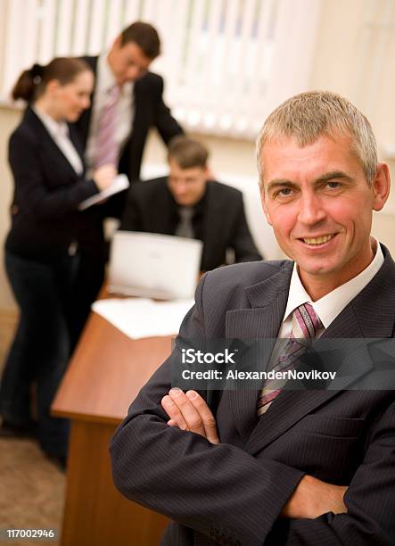 Foto de Sucesso Sênior Empresário Com Sua Equipe De Trabalho e mais fotos de stock de Adulto