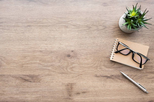 schreibtisch tischtisch aus holz mit notizbuch, stift und zubehör. top-ansicht mit kopierraum, flache lage. - holztisch von oben stock-fotos und bilder