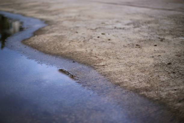 가난한 배수 시스템은 거리 표면에 침수 빗물 웅덩이 왼쪽 - too small flash 뉴스 사진 이미지