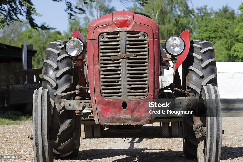 Old abollado tractor - Foto de stock de Abollado libre de derechos