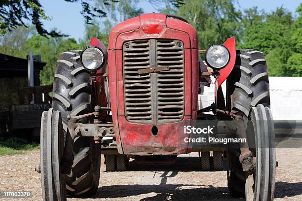 Old Abollado Tractor Foto de stock y más banco de imágenes de Abollado - Abollado, Agricultura, Color - Tipo de imagen
