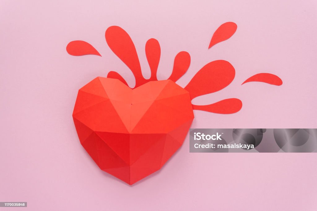 Papierherd mit Schatten. Rotes polygonales Papierherz - Lizenzfrei Abstrakt Stock-Foto