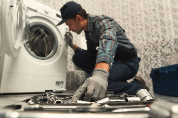 wybór odpowiedniego narzędzia. hydraulik naprawy pralki - repairing appliance clothes washer repairman zdjęcia i obrazy z banku zdjęć