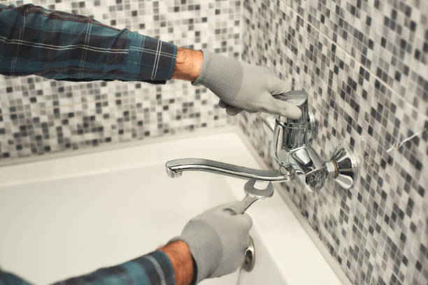 klempner reparaturen einen wasserhahn im bad - plumber bathroom repairing faucet stock-fotos und bilder