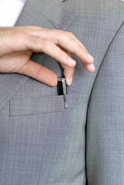 uomo d'affari mano tiene una penna dalla seconda tasca - penna tasca foto e immagini stock