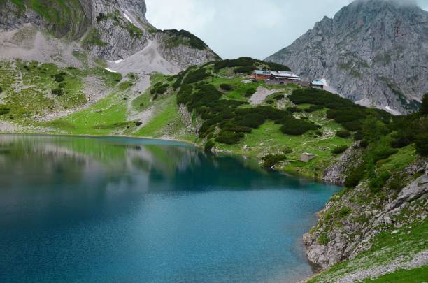 drachensee (lago dragón) cerca de coburger hette (choza de coburger) en tirol, austria, cerca del zugspitze - austria mountain panoramic ehrwald fotografías e imágenes de stock