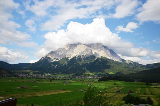 zugspitze visto de lermoos, reutte, áustria - zugspitze mountain tirol lermoos ehrwald - fotografias e filmes do acervo